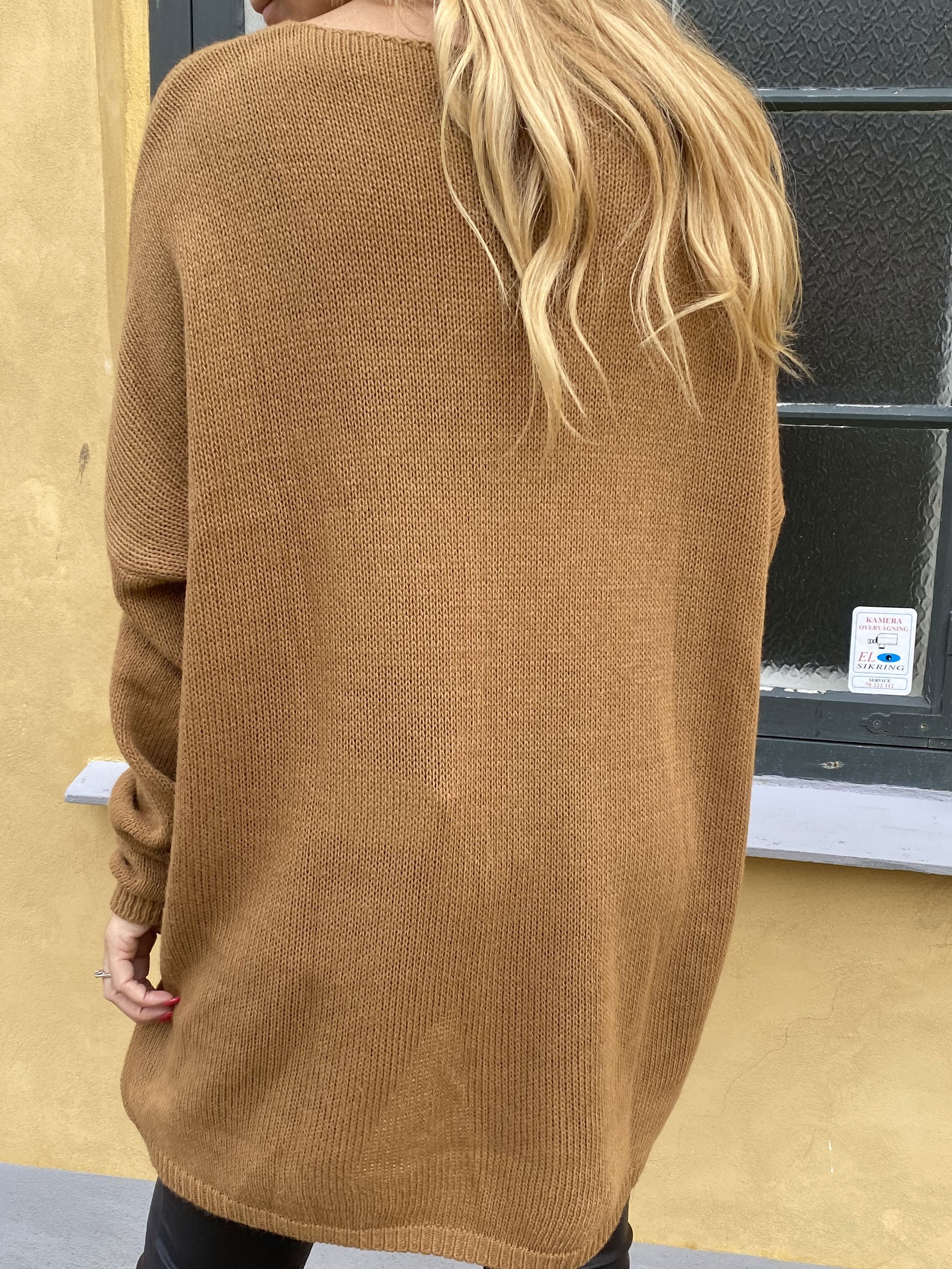 FORUDBESTILLING - Ninna - Stickad blus med amour stående framtill